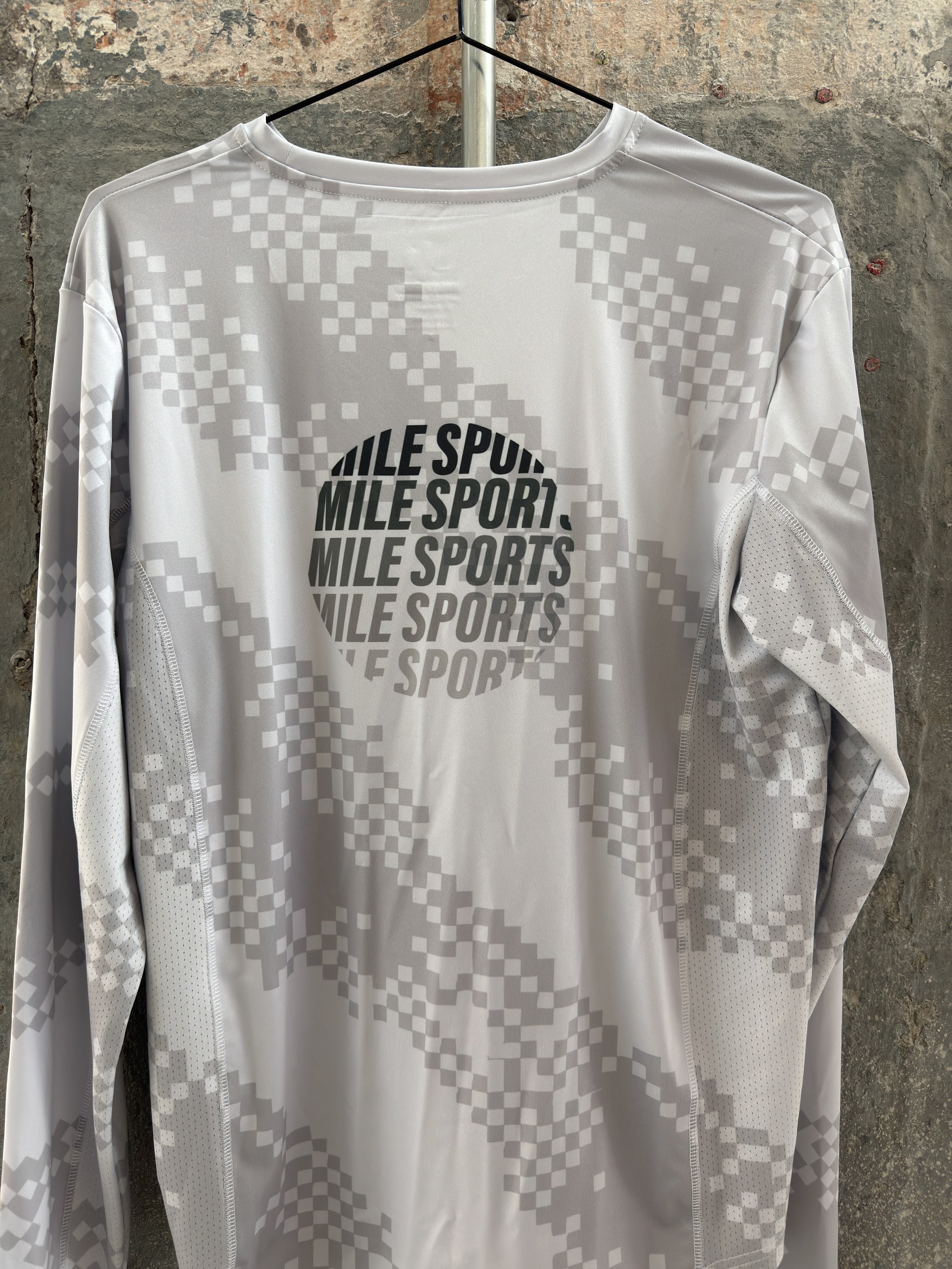 MS Long Sleeve T-Shirt Lysegrå // Herrer – Produktfoto bagside